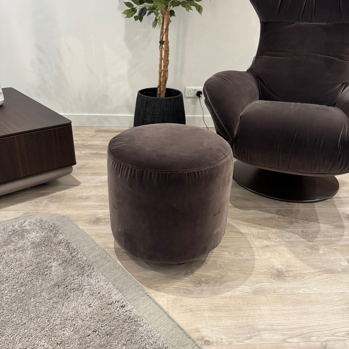 Natuzzi Italia Melpot round ottoman - Dark Grey — actual showroom photograph