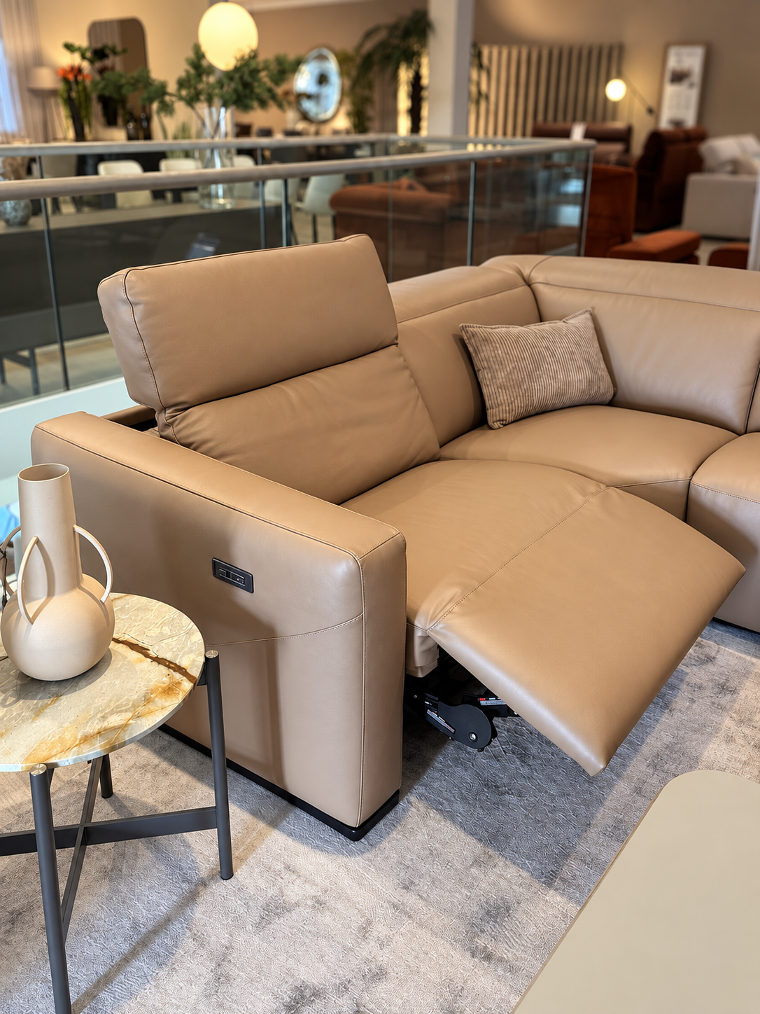 Natuzzi Editions Baltimora Leisure Alder leather corner sofa — single power seat with footrest extended