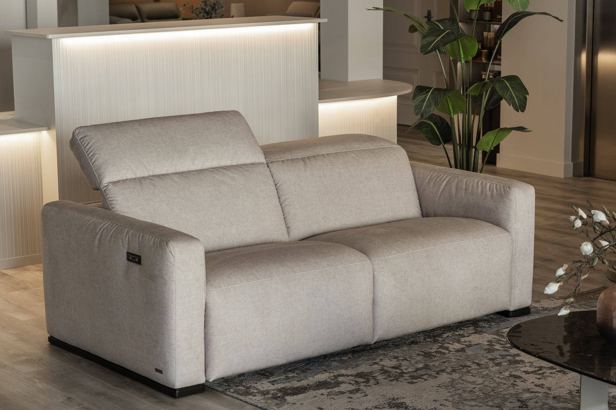 Natuzzi Editions Baltimora two-seater power sofa in Afrodite Oyster fabric — professional showroom photograph