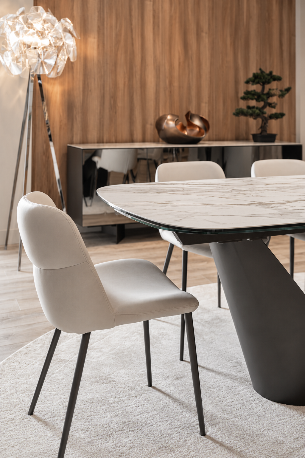 Onda CS2239-MTO chair in Softer T3M Hemp with P29L matt bronze legs beside the Calla ceramic table.